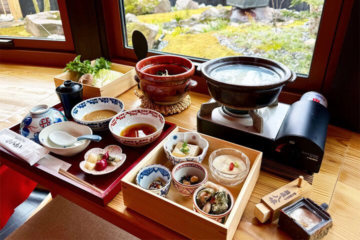 苔庭がすてき♪ とろける温泉湯豆腐＆釜めしランチを味わう、贅沢なひとり時間「箱根とうふ茶屋 八十八」