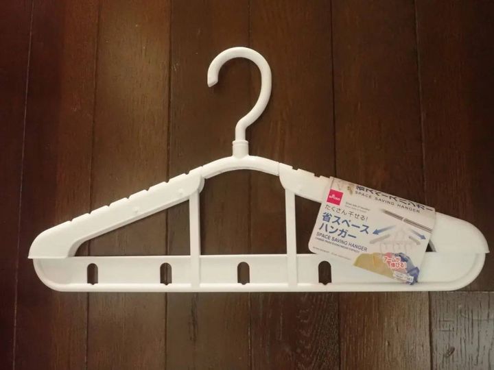 DAISO(ダイソー)：省スペースハンガー