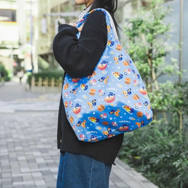 肩掛けできるサイズ感で、お買い物にぴったり