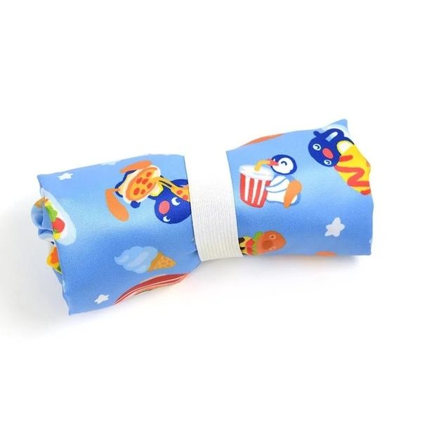 コンパクトに折りたためるので、バッグに常備しておける。ゴムバンドでまとめられる仕様