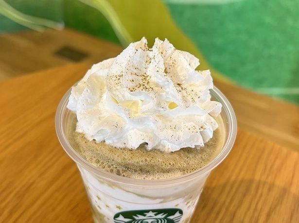 「加賀棒ほうじ茶パウダー」のトッピングが、香ばしさと食感のアクセントを添えている