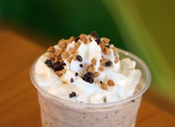 フラペチーノの中のクッキーと、トッピングのクッキーが食感のコントラストを生み出している