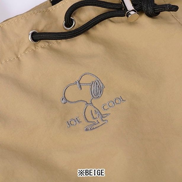 ベージュはトーンオントーンの刺しゅうで落ち着いた印象