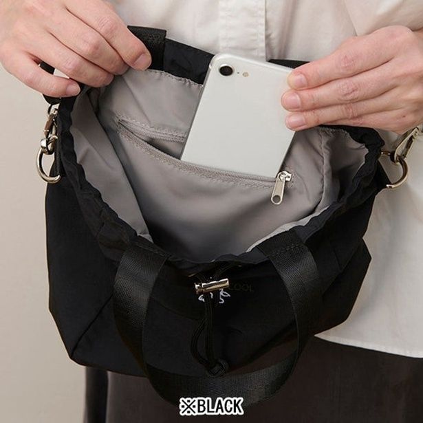 内側のファスナーポケットで小物も迷子にならない