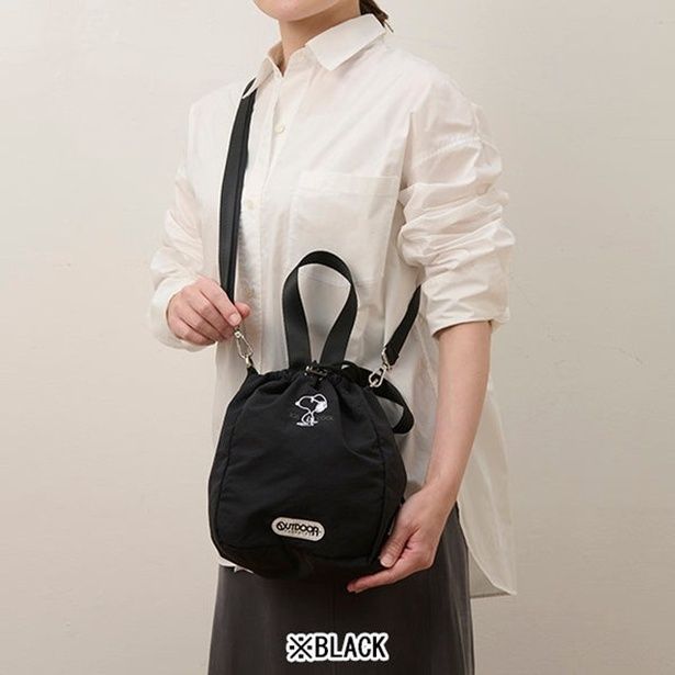 ショルダーバッグとして肩掛けすれば両手がフリーに