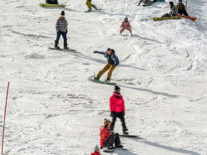 兵庫県美方郡香美町、ハチ北高原に位置する「ハチ北温泉」は、関西では希少なラドンを含有するラジウム泉が特徴です。冬のスキーや夏のアウトドアレジャー後の疲れを癒やす湯としても人気。豊かな自然に囲まれた地で、心身ともにリフレッシュできます。