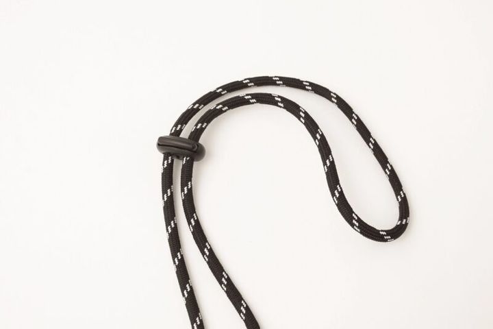 アジャスターつきのパラコード風ストラップで、長さ調節もスムーズ