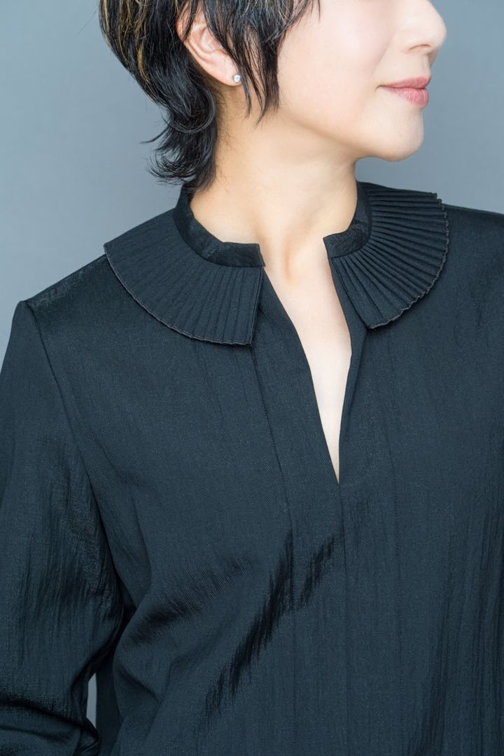 フリル襟ブラウス（ブラック）￥56,100／ニュイノワール