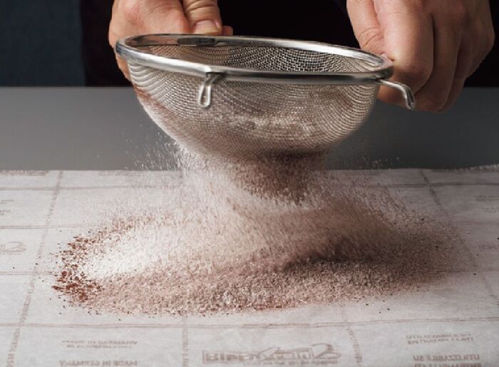 〈オイルなし〉ふわふわ「チョコレートシフォンケーキ」の作り方。濃厚なチョコレートの味と香りを楽しめますよ♪