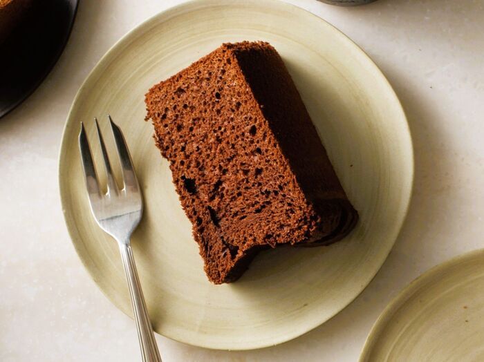 〈オイルなし〉ふわふわ「チョコレートシフォンケーキ」の作り方。濃厚なチョコレートの味と香りを楽しめますよ♪