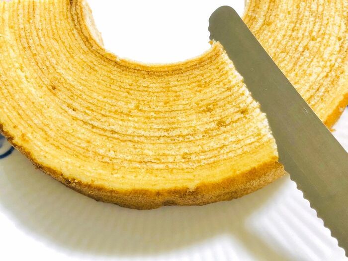 「バウムクーヘン」は扇形に切りません。本場ドイツ流