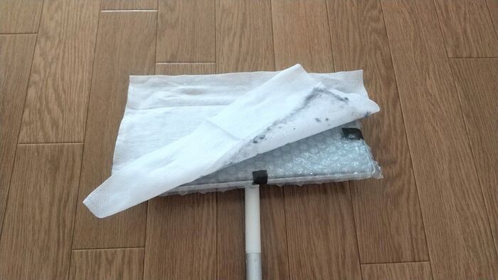 「プチプチ」緩衝材、捨てちゃう前に！まさかのフローリングワイパーを進化させてくれる優秀品に変身♪