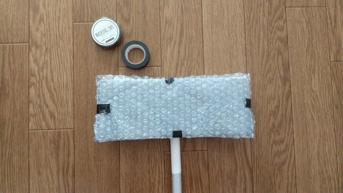 「プチプチ」緩衝材、捨てちゃう前に！まさかのフローリングワイパーを進化させてくれる優秀品に変身♪