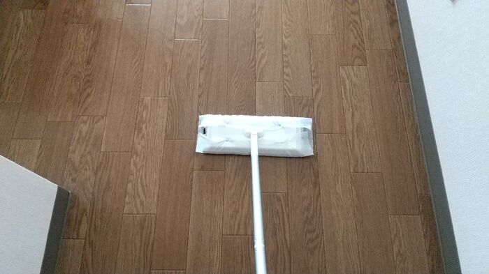 「プチプチ」緩衝材、捨てちゃう前に！まさかのフローリングワイパーを進化させてくれる優秀品に変身♪