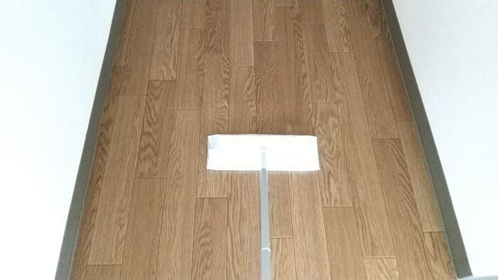 「プチプチ」緩衝材、捨てちゃう前に！まさかのフローリングワイパーを進化させてくれる優秀品に変身♪