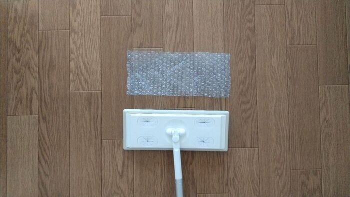 「プチプチ」緩衝材、捨てちゃう前に！まさかのフローリングワイパーを進化させてくれる優秀品に変身♪