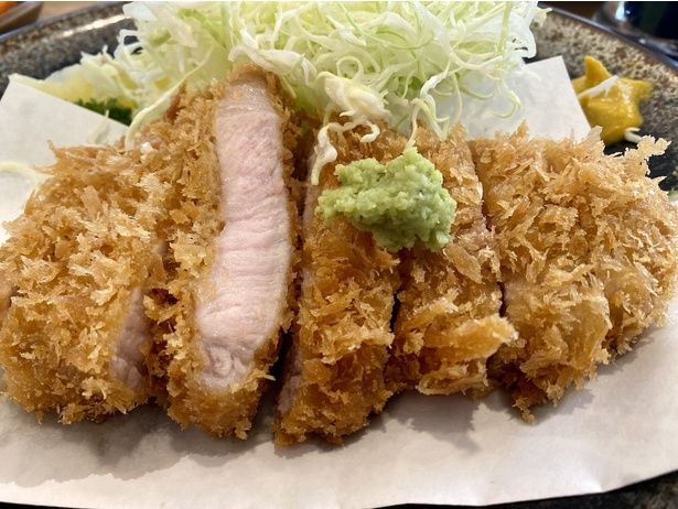 取材後、筆者がとんかつにわさび醤油を合わせてみると、油分のおかげで辛味がやわらぎ、思った以上にまろやかな味になった 【画像提供＝写真AC】