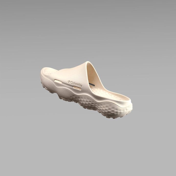 機能性の高さはもちろん、見た目にもインパクトのあるボリュームソールで、夏の足元をしっかりアップデートしてくれそうな新作。街でもアウトドアでも気兼ねなく履ける一足を探しているなら、かなり気になる存在になりそう。