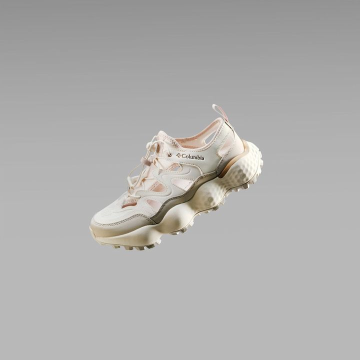 最大の特徴は、Columbia独自のクッショニング「テックライトプラッシュ」を採用した、波打つような肉厚フォルムのミッドソール。