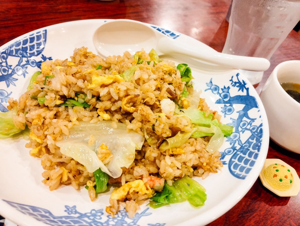 中華チェーンのチャーハンを楽しむ