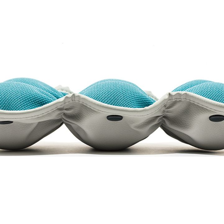 1枚の大きさは、縦約52cm、横約22cm。2枚セットなので、縦や横に連結しても使え、ボールの適度な反発力があなたをグイグイほぐしてくれます。