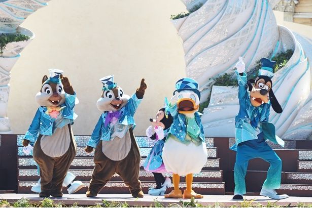 チップ、デール、ドナルドダック、グーフィーも25周年仕様に衣装チェンジ