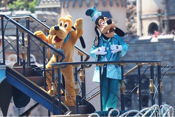 グーフィーとプルートもジュビリーブルーを基調としたコスチュームで登場