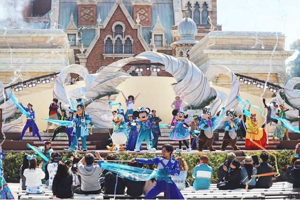  25周年バージョンのフィナーレでは、ステージや客席をジュビリーブルーのリボンフラッグが彩る