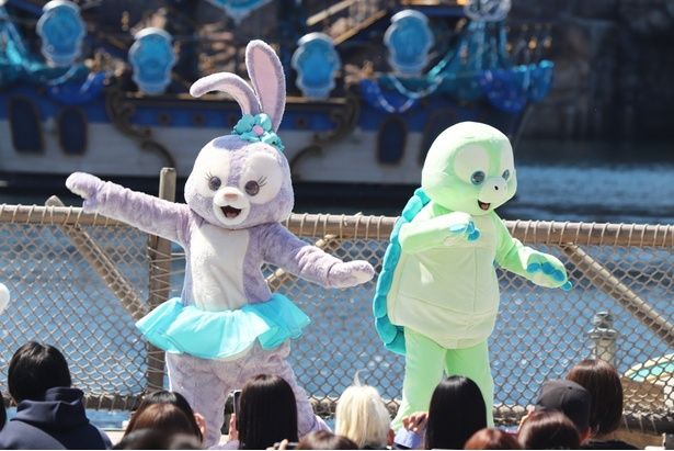 ステラ・ルーは両手を広げてかわいらしくポーズを決め、ゲストにごあいさつ