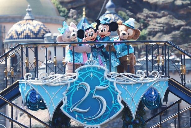 25周年の装飾が施された船の上で、体を寄せ合うミッキーマウスたち