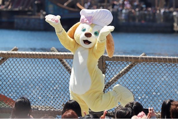 クッキー・アンは片足を上げてキュートに手拍子