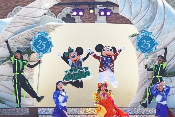 「ダンス・ザ・グローブ」衣装チェンジ前のミッキーマウスとミニーマウス