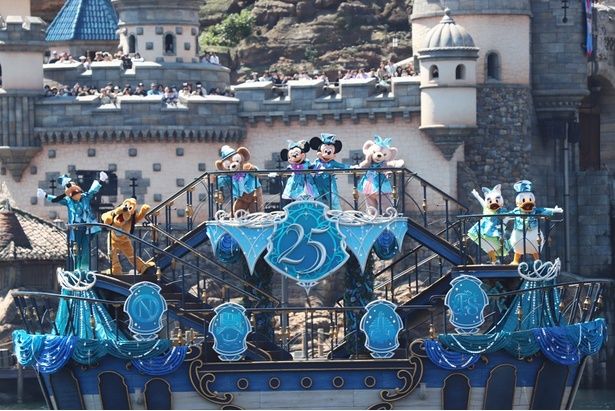 ジュビリーブルーで彩られた船も注目ポイント