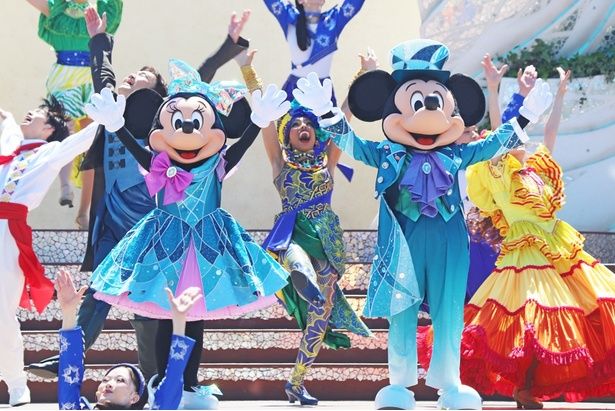 25周年のコスチュームに着替え、華やかに登場！