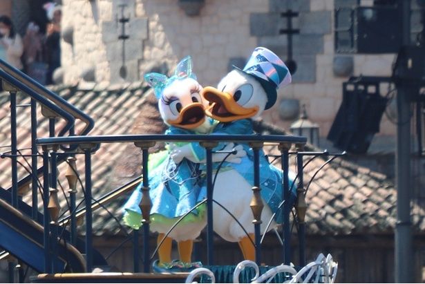 仲良くハグをするドナルドとデイジーダック。2人の25周年コスチュームにも注目を！