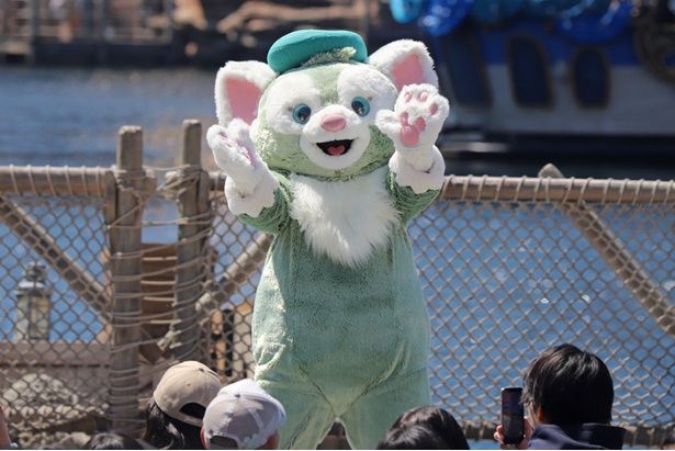 元気いっぱいに手拍子をするジェラトーニ