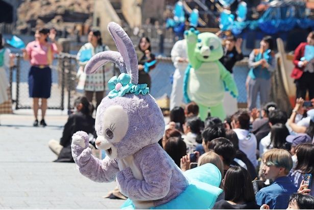 ゲストに手を振って歩くステラ・ルー