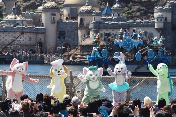 【写真】“ミッキー広場”にずらりと並ぶダッフィー＆フレンズの5人がかわいすぎ！