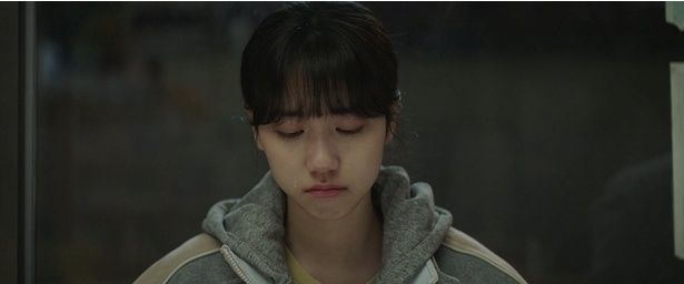 【写真を見る】お菓子を見つめながら黙り込んだままのイニョン(イ・レ) [c]2023 TWOMEN FILM ALL RIGHTS RESERVED.