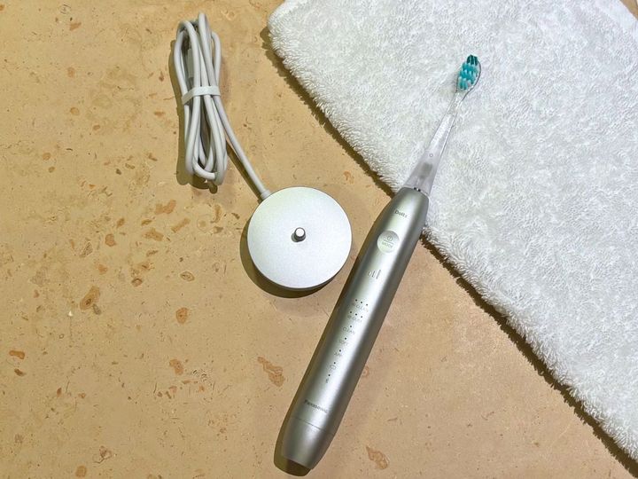 スタイリッシュなビジュアルも目を引く「ドルツプレミアム W音波振動ハブラシ スマート EW-DT88」