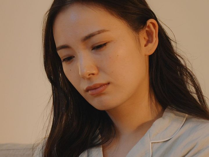 【精神科医が回答】「人前では大丈夫だからうつ病ではない」と考えるのは危険です。心の不調の特徴や、放置してはいけない注意点を解説します。（※画像：Shutterstock.com）