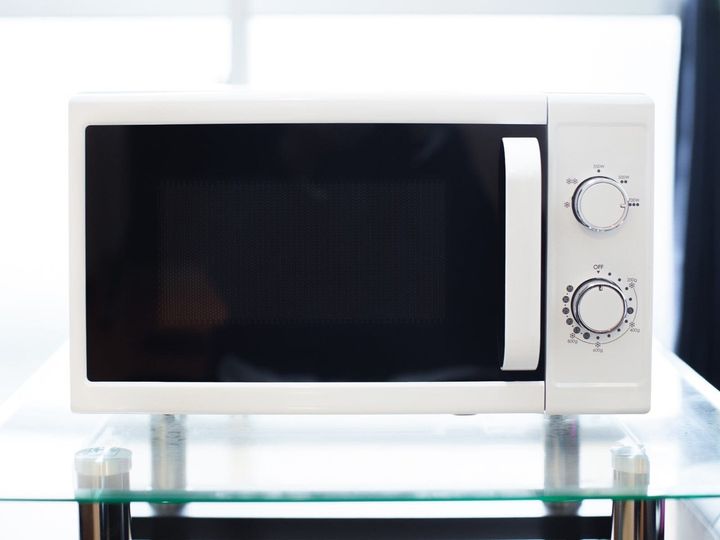 電子レンジで加熱をすると爆発してしまう食材といえば、なんでしょうか？ 卵はよく知られていますが、それ以外にも実はいろいろな食材があるのです。安全に電子レンジを使うためにも知っておきたい、「電子レンジで加熱してはいけないもの」をご紹介します。