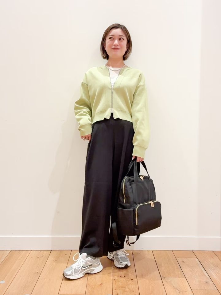 ベージュのスニーカーは厚いソールで脚長に