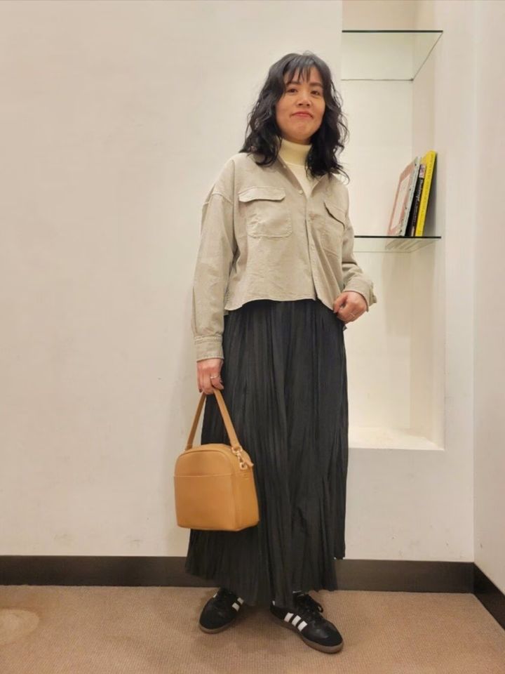 ぺたんこ黒スニーカーはボトムスとなじませて