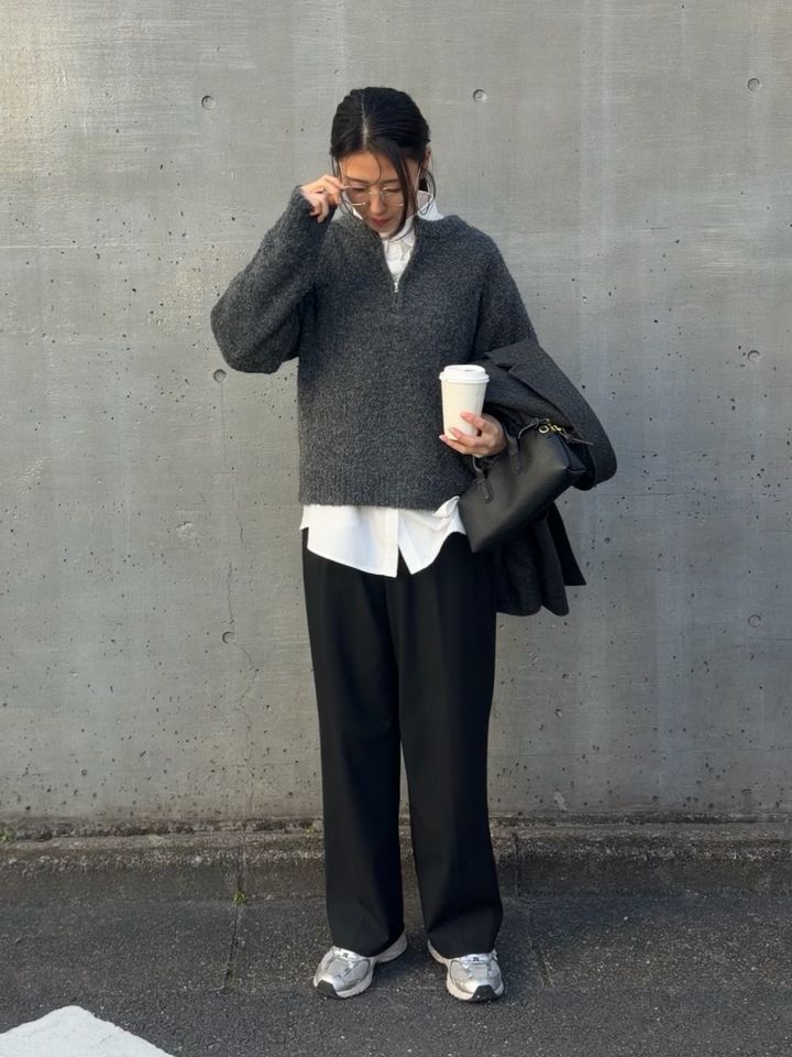 光沢感のあるシルバー使いでメリハリを