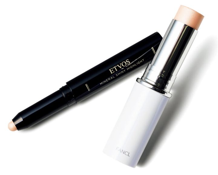 （右）オイル×パールの2種のツヤでヘルシーな印象に。スティックルミナイザー ¥2,750（限定発売）／ファンケル （左）なめらかな肌あたりでスルスル描け、ヨレにくい。ミネラルシャイニーハイライトアイボリーパール ¥3,080（限定発売）／エトヴォス