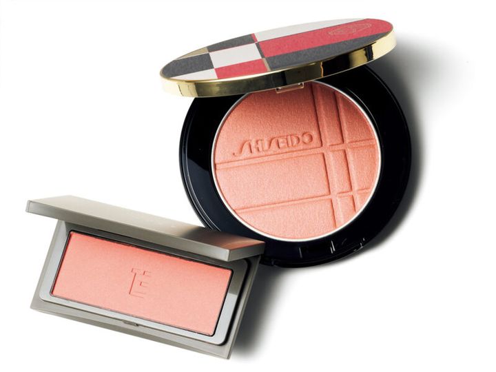 （右）健康的に見せるマットなコーラルベージュ。SHISEIDO カラー＋グロウ エンハンサー04 ¥6,270（編集部調べ）／SHISEIDO （左）つややかなベージュ。植物オイルが肌のうるおいを守る。THREE チーキーシークブラッシュ 08 ¥3,300／THREE