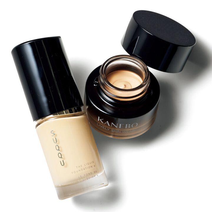 （右）優れたカバー力なのに、化粧感のない仕上がり。カネボウ ライブリースキン ウェアⅡ 全10色 SPF4･PA+ 30g ¥12,100／カネボウインターナショナルDiv. （左）時間が経ってもくすみにくく、つけたての美しさが続く。ザ リクイド ファンデーション e 全12色 SPF20･PA+++ほか 30mL ¥11,000／SUQQU