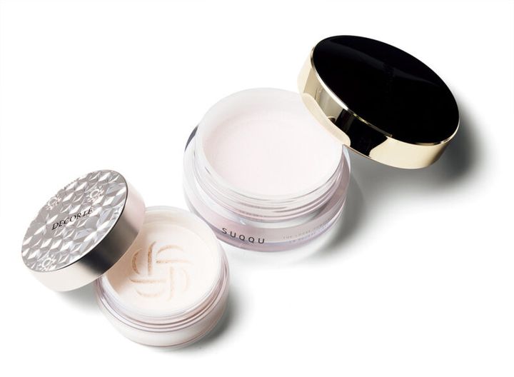 （右）肌を自然にトーンアップする淡いピンク。ソフトフォーカス効果で、毛穴や小ジワなどを目立たなくさせる。ザ ルース パウダー ¥11,000／SUQQU （左）透明感とツヤ感だけを肌に与える色なしタイプ。どんな肌色にも合う。ルース パウダー 00¥6,270／コスメデコルテ