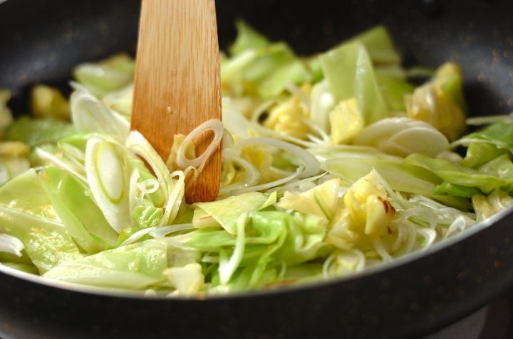 豚ひき肉とキャベツの春巻き 節約おかずレシピの作り方1